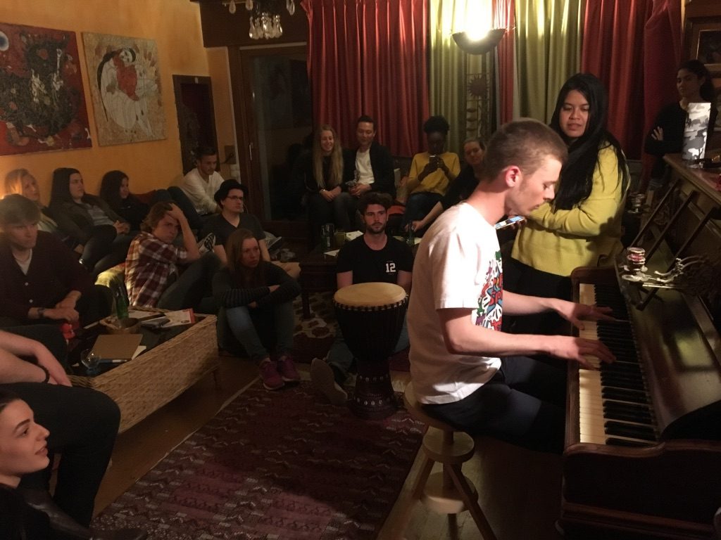 2017 04 10 ID Course Hotonnes Students Indoor Leonardoa Playing Piano 1